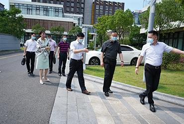 烈日炎炎，領(lǐng)導送信心|閔行區(qū)委委員、區(qū)人民檢察院黨組書記、檢察長胡春健帶隊赴寶開智能開展大走訪、大排查